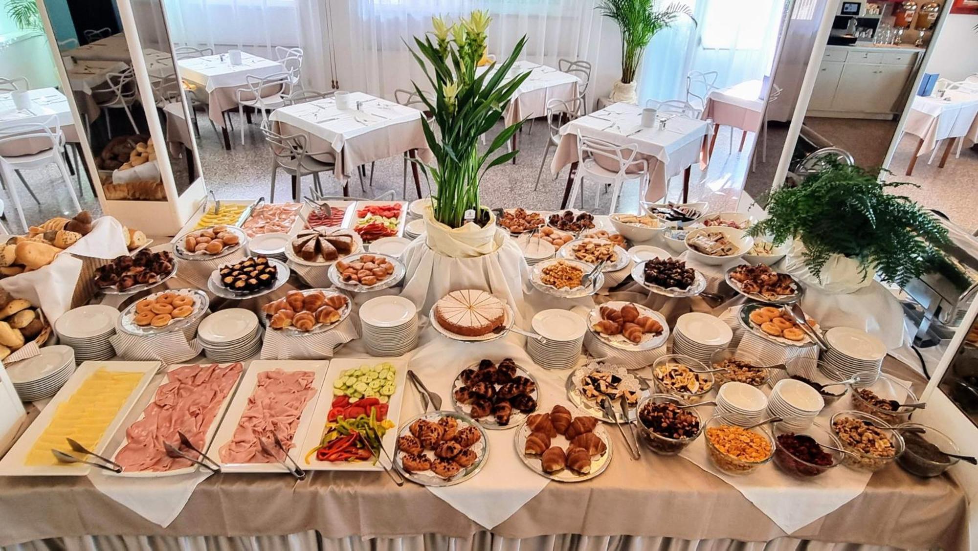 Hotel Bristol Lignano Sabbiadoro Buitenkant foto