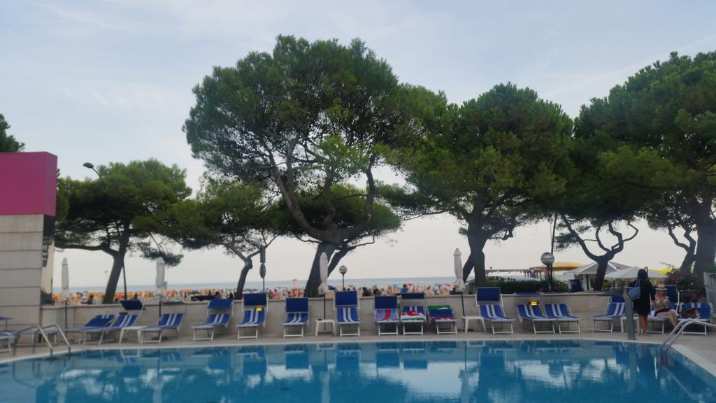 Hotel Bristol Lignano Sabbiadoro Buitenkant foto