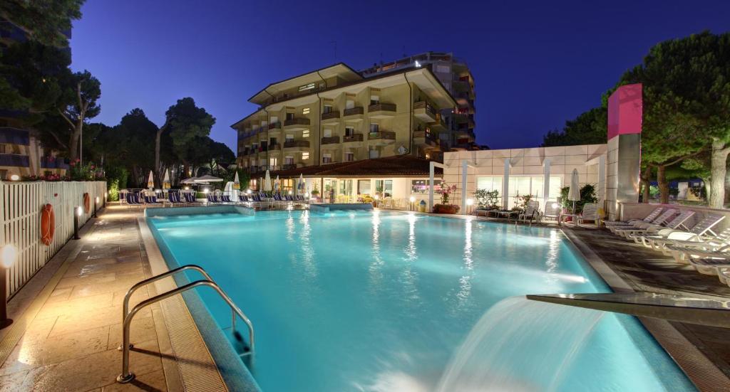 Hotel Bristol Lignano Sabbiadoro Buitenkant foto