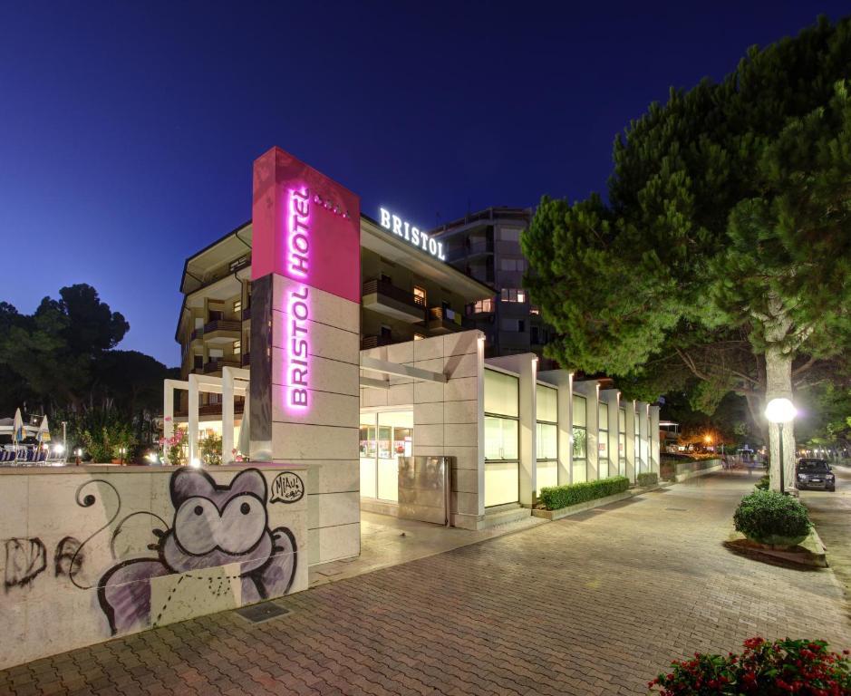 Hotel Bristol Lignano Sabbiadoro Buitenkant foto