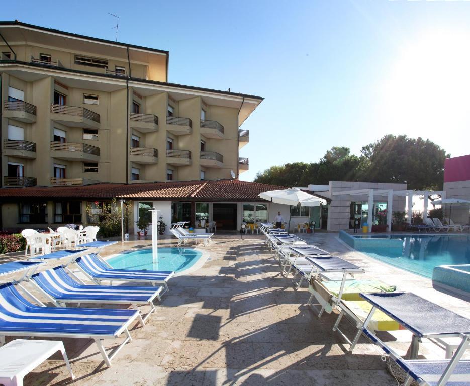 Hotel Bristol Lignano Sabbiadoro Buitenkant foto