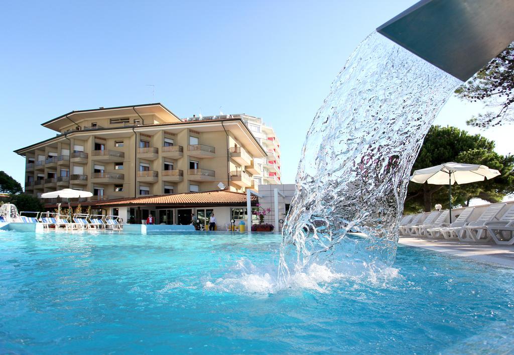 Hotel Bristol Lignano Sabbiadoro Buitenkant foto