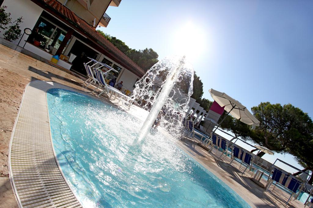 Hotel Bristol Lignano Sabbiadoro Buitenkant foto