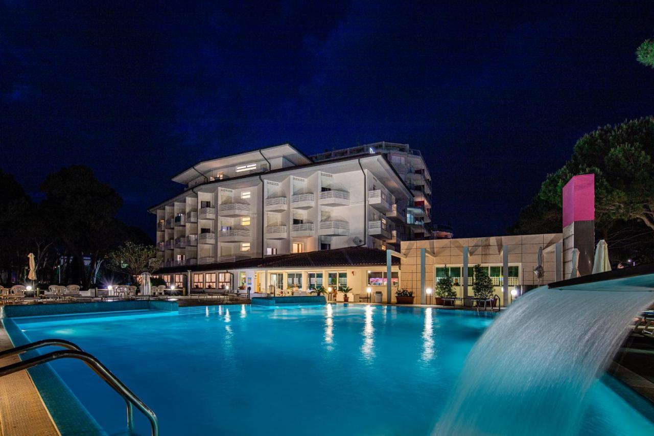 Hotel Bristol Lignano Sabbiadoro Buitenkant foto