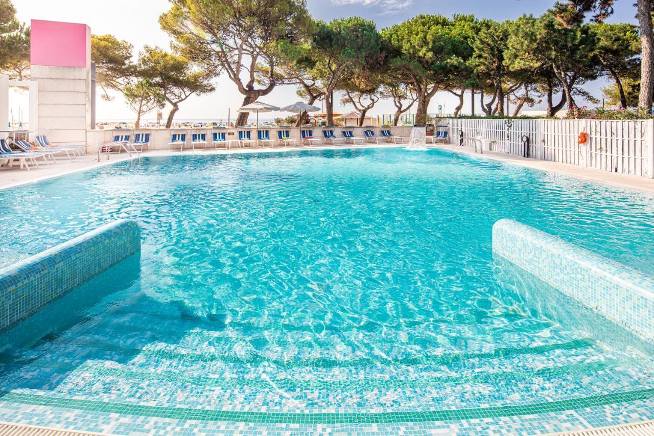 Hotel Bristol Lignano Sabbiadoro Buitenkant foto