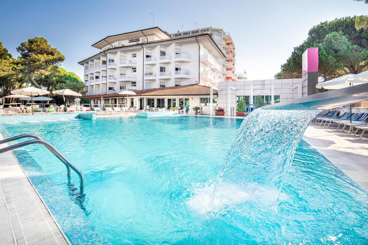 Hotel Bristol Lignano Sabbiadoro Buitenkant foto