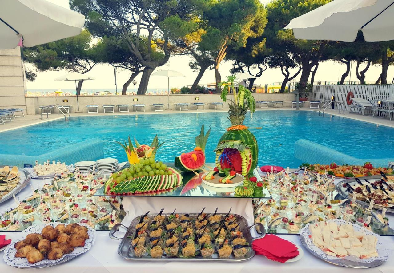 Hotel Bristol Lignano Sabbiadoro Buitenkant foto