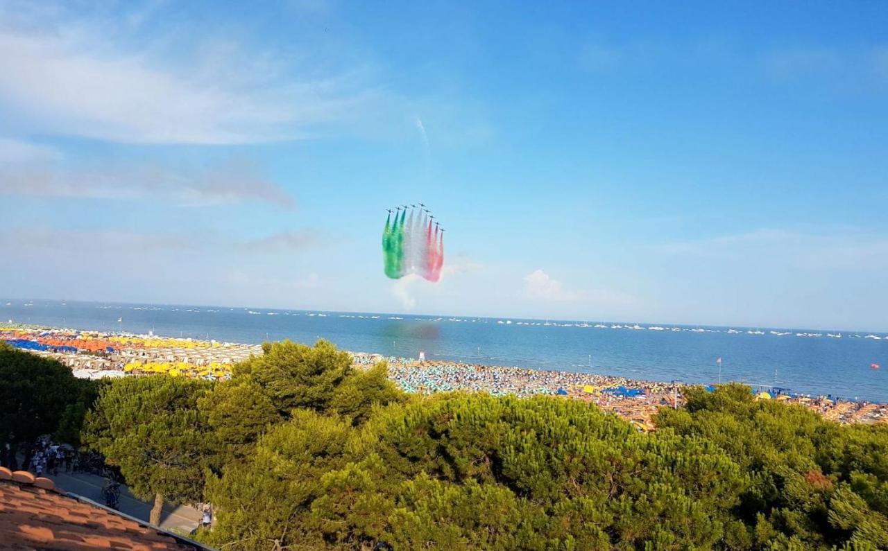 Hotel Bristol Lignano Sabbiadoro Buitenkant foto